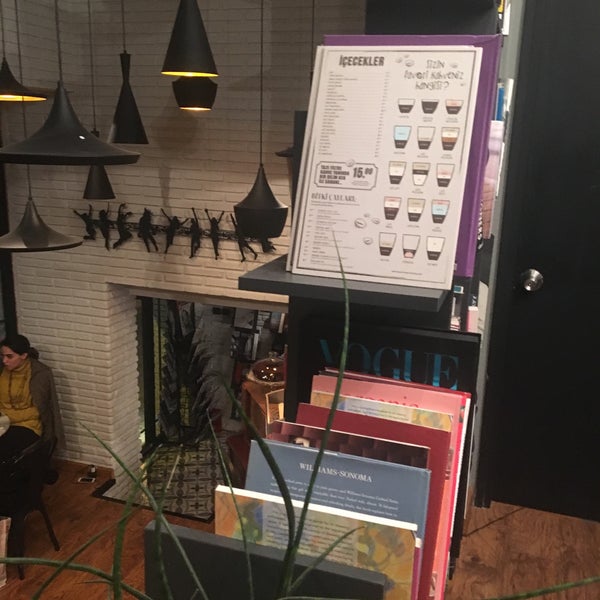 Photo prise au Tasarım Bookshop Cafe par Halil Ö. le11/17/2017