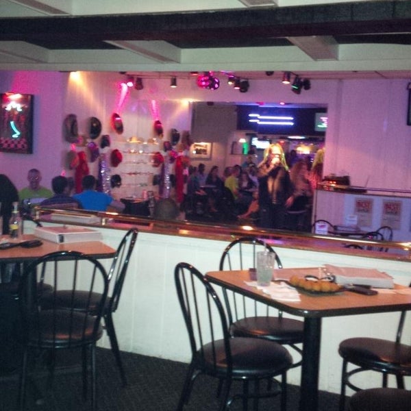 Foto scattata a Wanna B&#39;s Karaoke Club &amp; Restaurant da Rob B. il 3/23/2014
