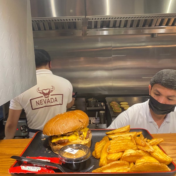Foto tirada no(a) Nevada Burger por K 3. em 11/18/2021