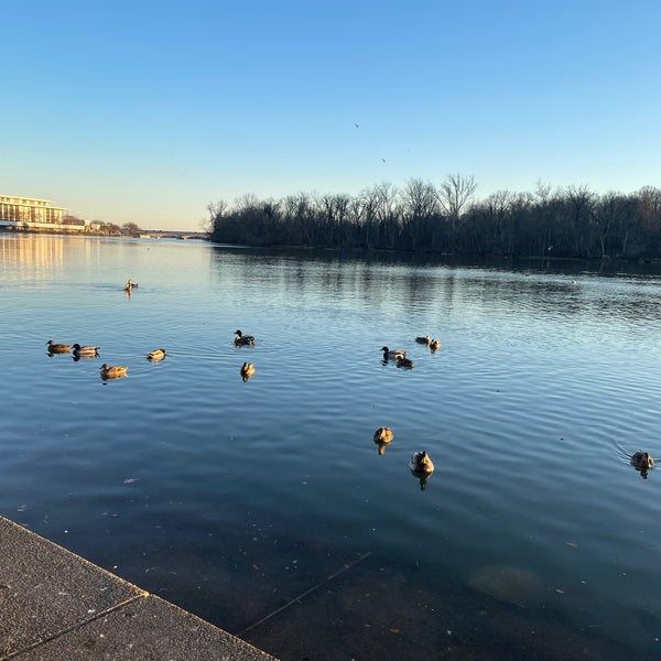 Das Foto wurde bei Georgetown Waterfront Park von J 🦋 am 2/25/2021 aufgenommen