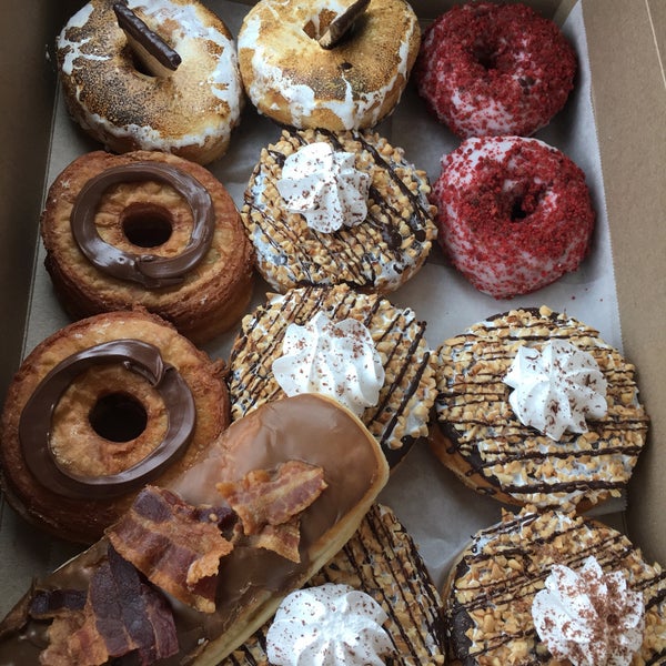 รูปภาพถ่ายที่ DK&#39;s Donuts โดย Marc V. เมื่อ 5/31/2018