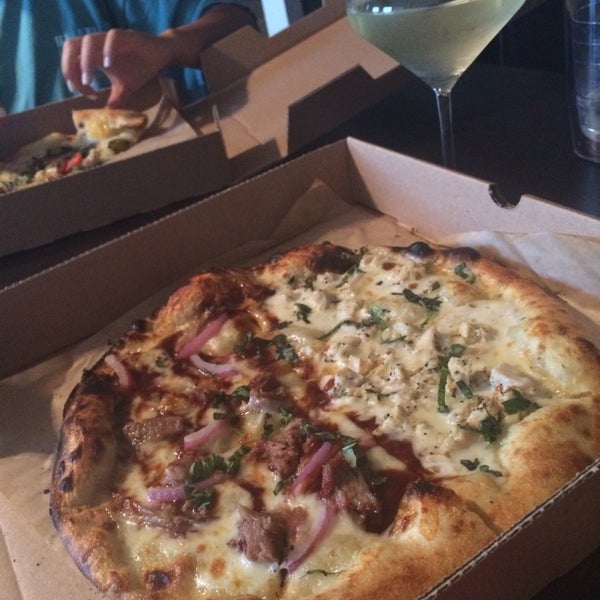 Foto tirada no(a) Pizza Snob por Jessica S. em 9/4/2014