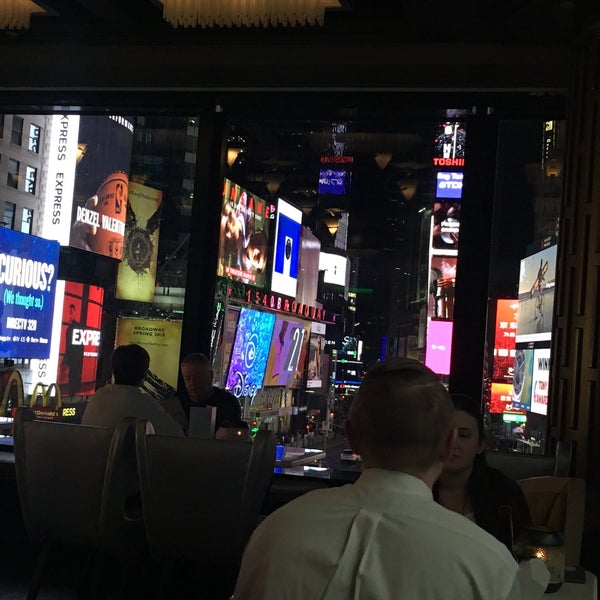Foto diambil di R Lounge at Two Times Square oleh kudorin pada 3/19/2018