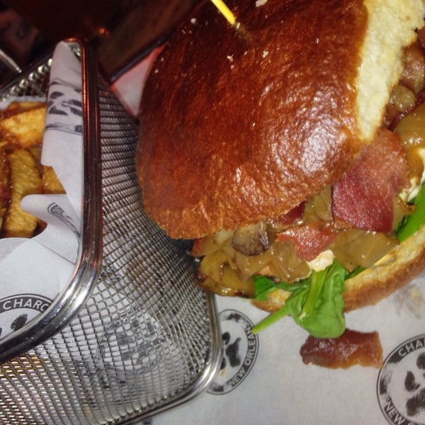 1/10/2015にM G.がCharcoal&#39;s Gourmet Burger Barで撮った写真