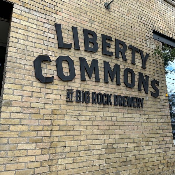 Foto diambil di Liberty Commons at Big Rock Brewery oleh Ray E. pada 8/8/2023