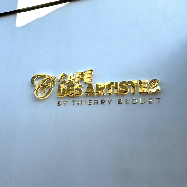 Foto diambil di Café des Artistes oleh Ray E. pada 1/31/2023