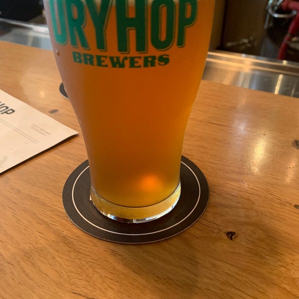 Foto diambil di DryHop Brewers oleh mike m. pada 7/26/2019