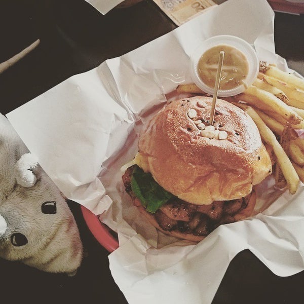 Das Foto wurde bei Burger Junkyard von luizblk x. am 5/23/2015 aufgenommen
