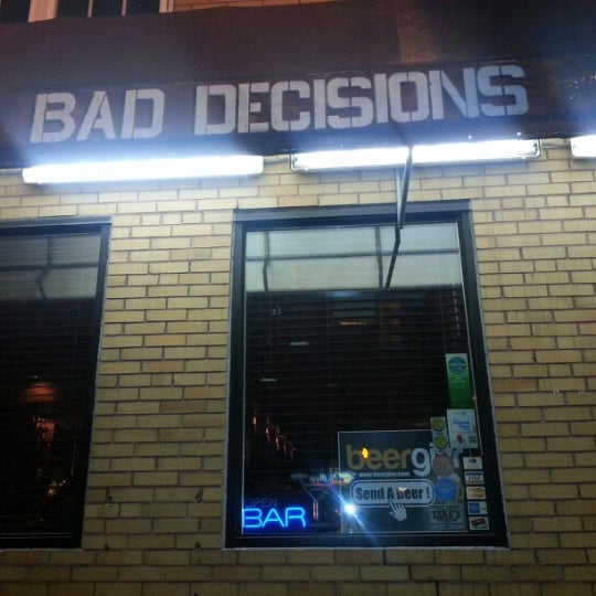 รูปภาพถ่ายที่ Bad Decisions โดย Bert R. เมื่อ 1/27/2013