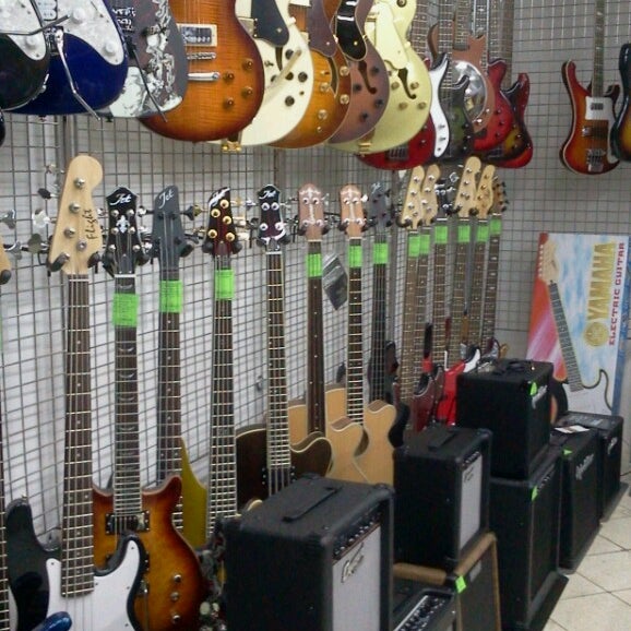 Музыкальный магазин набережная. Музыкальный магазин на таганке. Музыкальный магазин набережная. Музторг на таганской. Музыкальные инструменты музыкальный магазин.