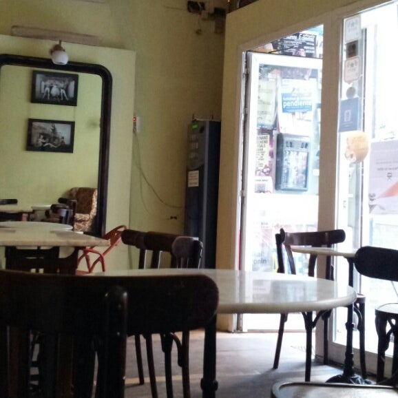 7/9/2013 tarihinde Isma L.ziyaretçi tarafından La Paca Café Bar'de çekilen fotoğraf