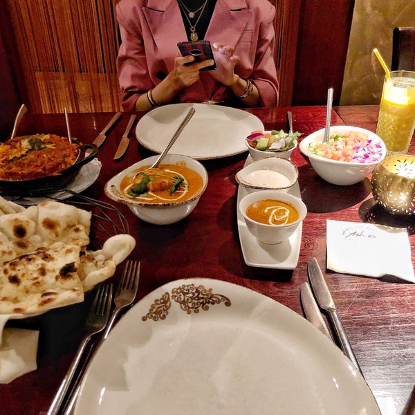 Foto diambil di Asha&#39;s Contemporary Indian Cuisine oleh 🔆 pada 9/14/2019