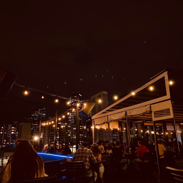 Foto diambil di ViewHouse Eatery, Bar &amp; Rooftop oleh . pada 9/14/2021
