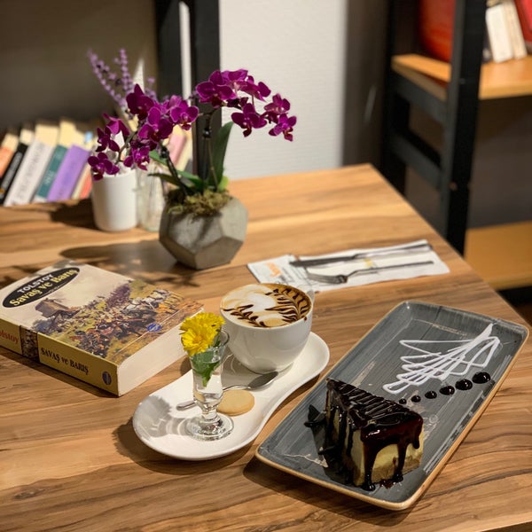 ...CHEESECAKE DE İDDİALIYIZ...Kütüphanemizden seçeceğiniz kitap eşliğinde kahvenizin yanında Ankara’nın en iyi CHEESECAKE ni yemeniz için Antisosyal Cafe’ye bekliyoruz 💕