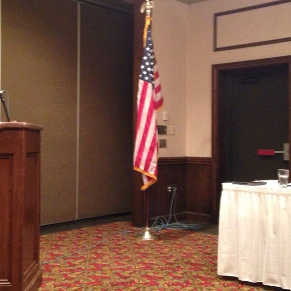 รูปภาพถ่ายที่ Holiday Inn Perrysburg-French Quarter โดย Barbara S. เมื่อ 4/25/2014