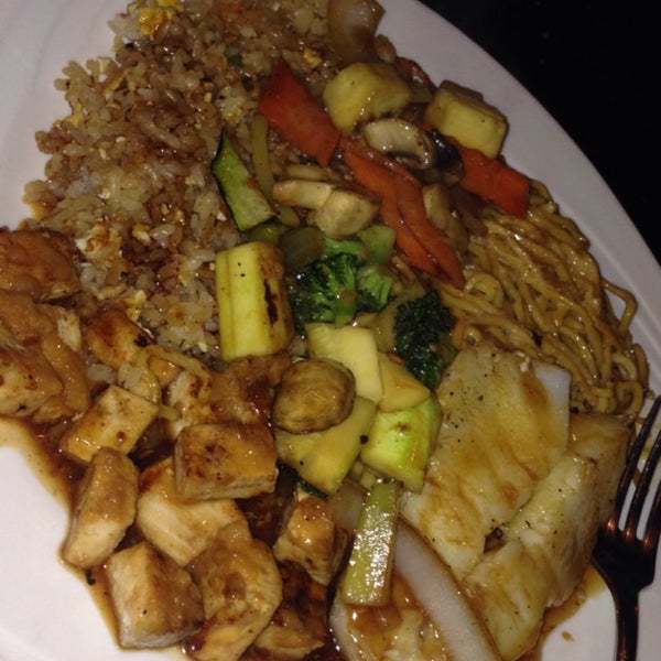 Foto diambil di Sakura Garden Japanese Steakhouse -South Windsor oleh Sasha N. pada 2/9/2015