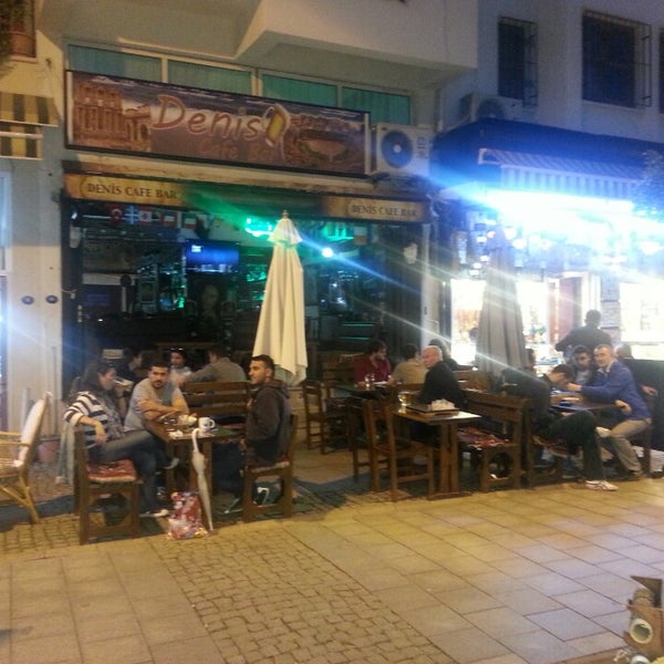 รูปภาพถ่ายที่ Denis Café &amp; Bar โดย Hilal I. เมื่อ 5/13/2013