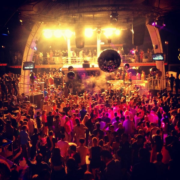 6/28/2013 tarihinde Club Infernoziyaretçi tarafından Club Inferno'de çekilen fotoğraf