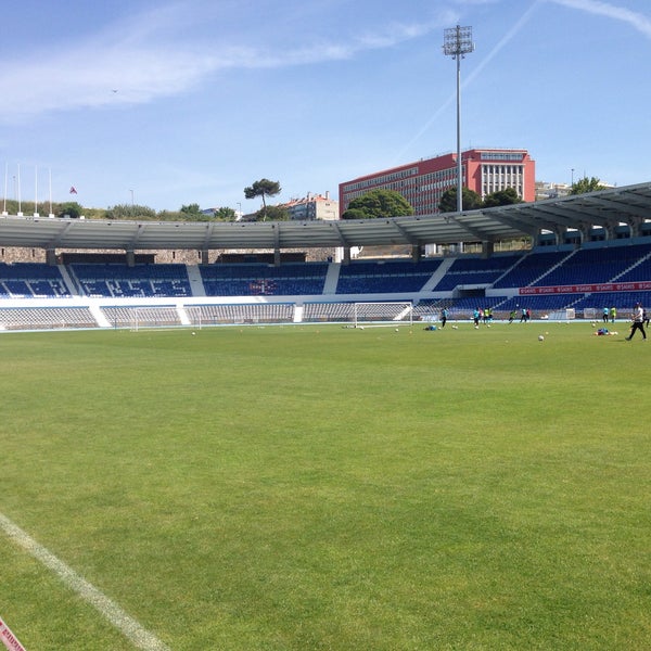 Foto diambil di Estádio do Restelo oleh Nuno B. pada 5/10/2015