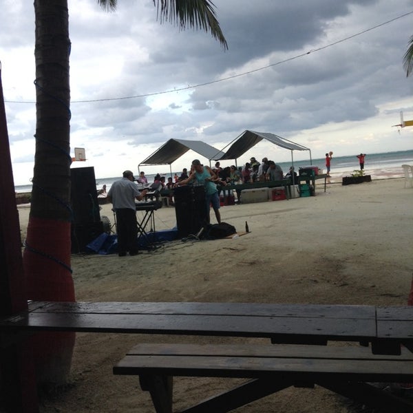 รูปภาพถ่ายที่ DJ&#39;s Seaside Bar &amp; Restaurant โดย Carrie T. เมื่อ 1/19/2014