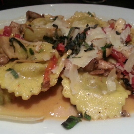 Foto diambil di Maria&#39;s Italian Kitchen oleh Sunshine A. pada 7/17/2013