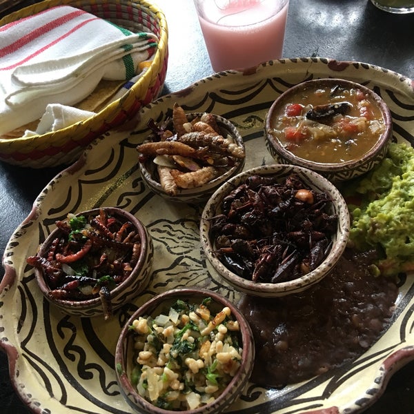 Foto diambil di La Casa de los Tacos oleh Lore R. pada 6/11/2018