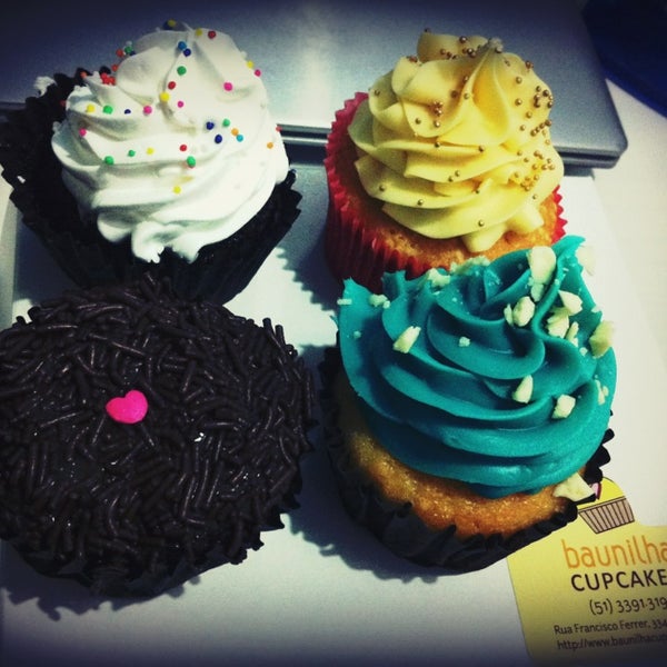 3/15/2014 tarihinde Danielle M.ziyaretçi tarafından Baunilha Cupcakes'de çekilen fotoğraf