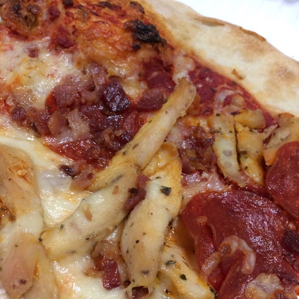 O ambiente não é bom, mas a pizza é razoável se considerar o tamanho da fatia e o preço baixo. Experimentei a de pepperoni com frango e bacon. Prefiro as pizzas brasileiras! 😅
