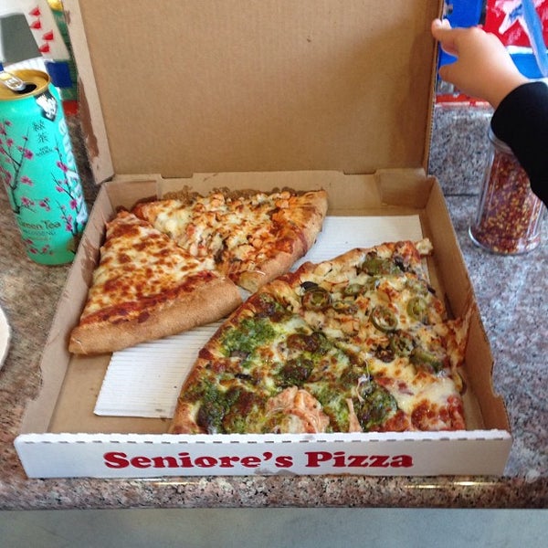 รูปภาพถ่ายที่ Seniore&#39;s Pizza โดย Dima G. เมื่อ 7/4/2013