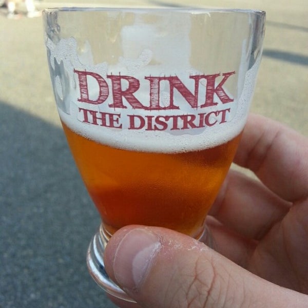 รูปภาพถ่ายที่ Drink the District โดย Luke M. เมื่อ 6/28/2014