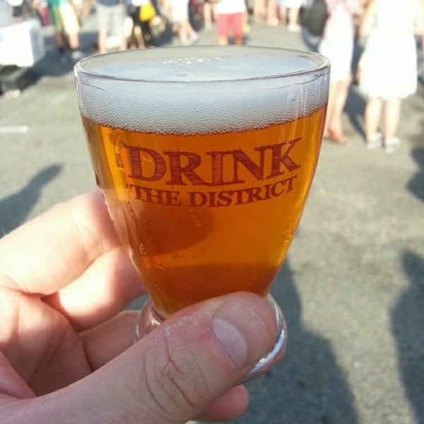 รูปภาพถ่ายที่ Drink the District โดย Luke M. เมื่อ 6/28/2014