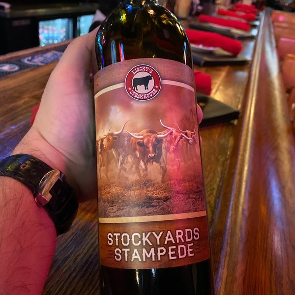Foto tomada en Riscky&#39;s Steakhouse  por Austin el 10/28/2019