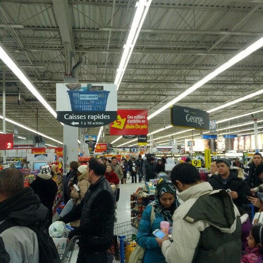 Das Foto wurde bei Walmart Supercentre von Daniel T. am 1/5/2013 aufgenommen