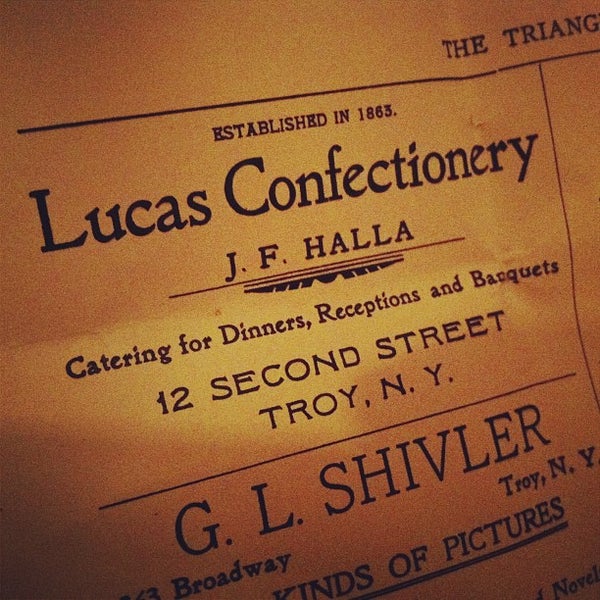 รูปภาพถ่ายที่ Lucas Confectionery โดย Vic C. เมื่อ 1/5/2013