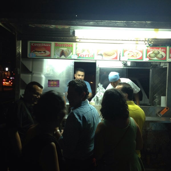 รูปภาพถ่ายที่ Tacos Morelos โดย Isabel Z. เมื่อ 7/21/2013