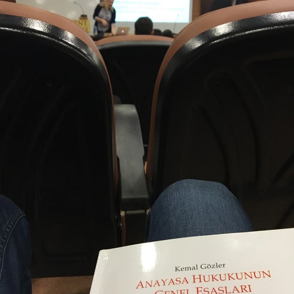 Foto diambil di Beykent Üniversitesi Hukuk Fakültesi oleh Durali ŞENER pada 11/25/2016