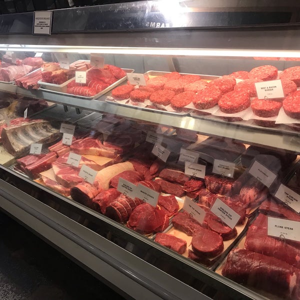 รูปภาพถ่ายที่ Dickson&#39;s Farmstand Meats โดย Ivy C. เมื่อ 9/8/2019