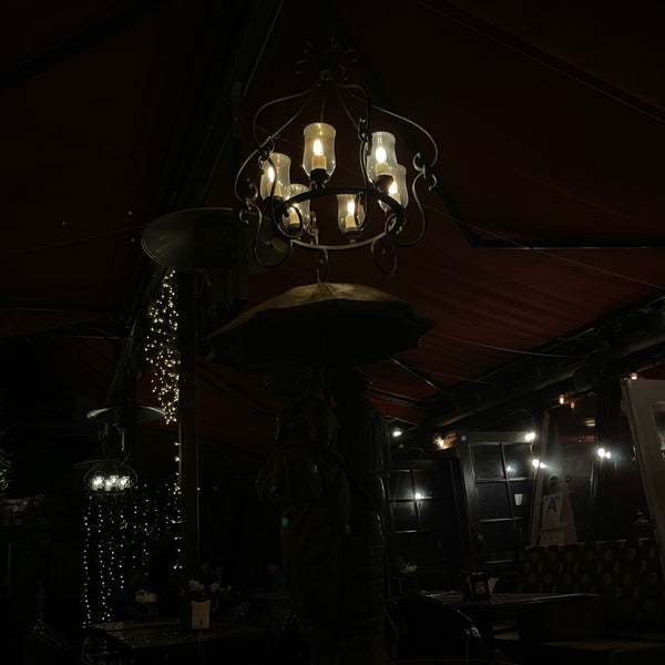 Photo prise au Liwan Restaurant &amp; Hookah Lounge par A le9/12/2021