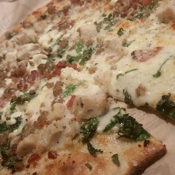 2/5/2015 tarihinde Marvin N.ziyaretçi tarafından Pieology Pizzeria'de çekilen fotoğraf