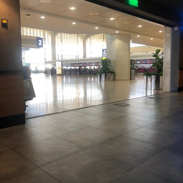 Photo taken at King Fahd International Airport (DMM) by MESHARI on 3/14/2021