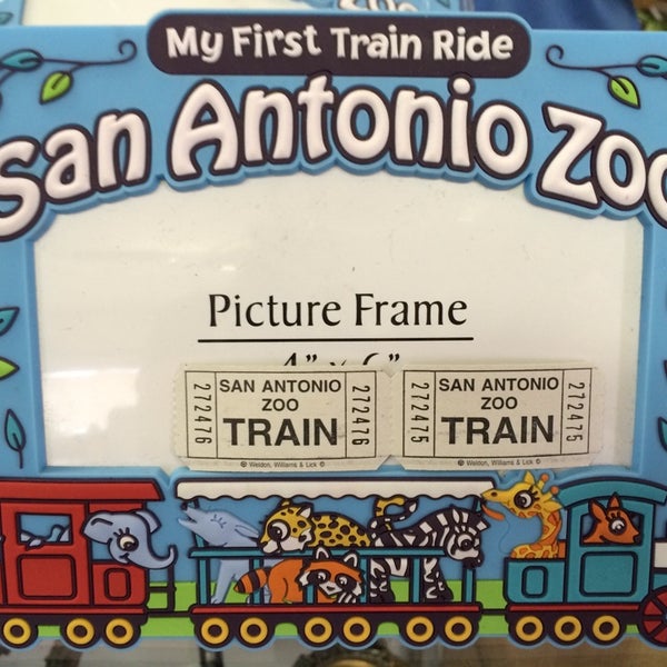 Foto tirada no(a) San Antonio Zoo - Train Depot (@SanAntonioZoo) por Kasey T. em 7/1/2014
