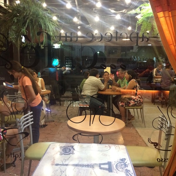 Foto tirada no(a) Rico Aroma Tea &amp; Coffee Shop por Itzel A. em 6/13/2016