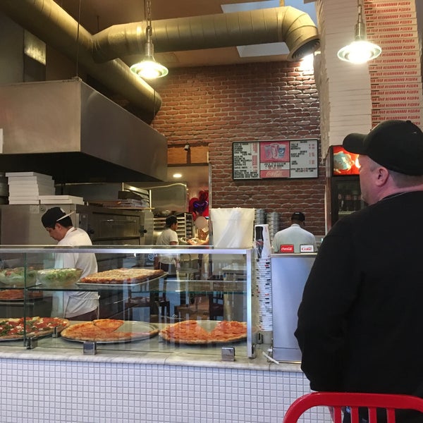 รูปภาพถ่ายที่ Joe&#39;s Pizza โดย Coleman S. เมื่อ 2/15/2018