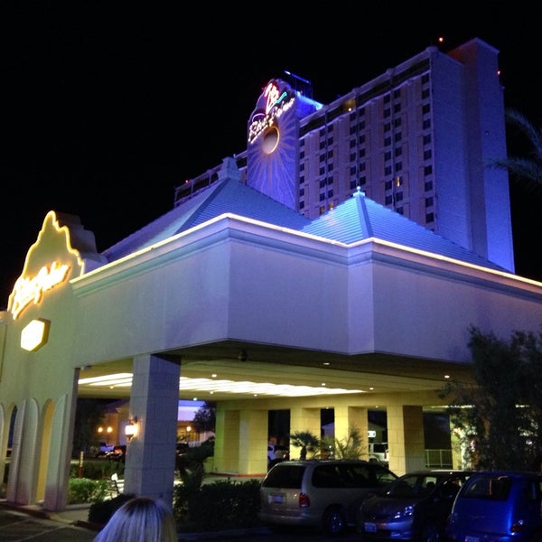 Foto diambil di River Palms Resort Hotel &amp; Casino oleh wade s. pada 1/4/2014