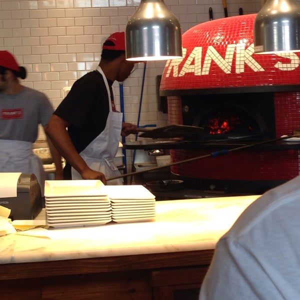 Das Foto wurde bei Frank&#39;s Pizza Napoletana von ashley d. am 9/13/2014 aufgenommen