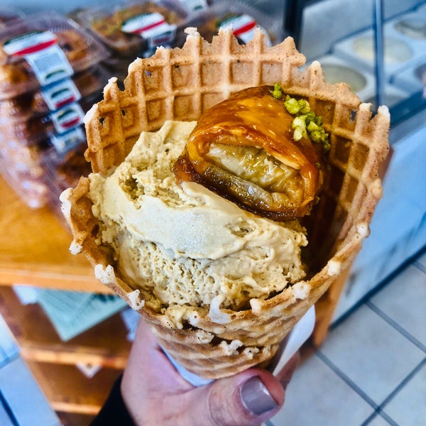 Photo taken at Mashti Malone Ice Cream by 嘉雯 on 1/6/2020