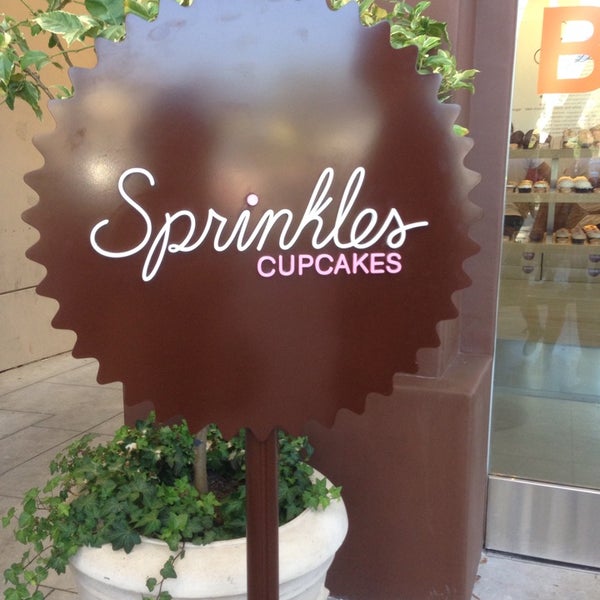 Photo taken at Sprinkles Cupcakes by Rachel Y. on 11/3/2013