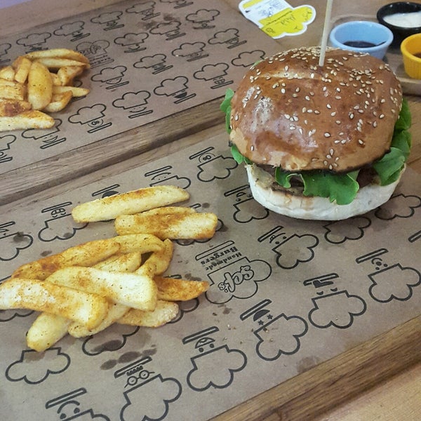 Das Foto wurde bei Şef&#39;s Burger von Turaç Ş. am 9/2/2017 aufgenommen