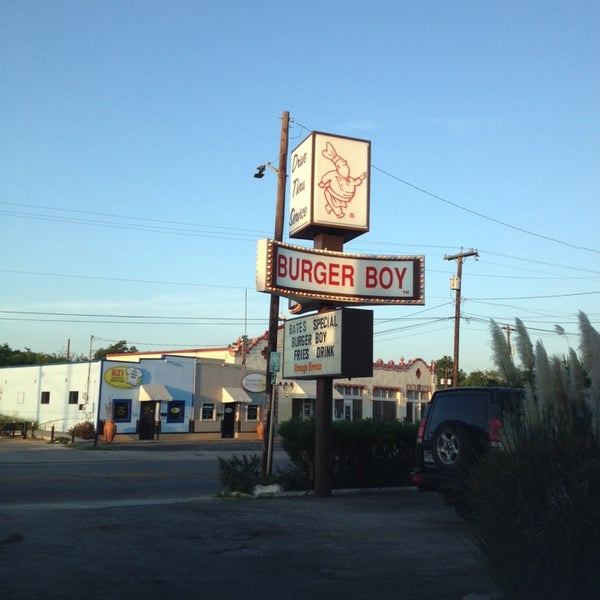 รูปภาพถ่ายที่ Burger Boy โดย Erick T. เมื่อ 8/1/2013