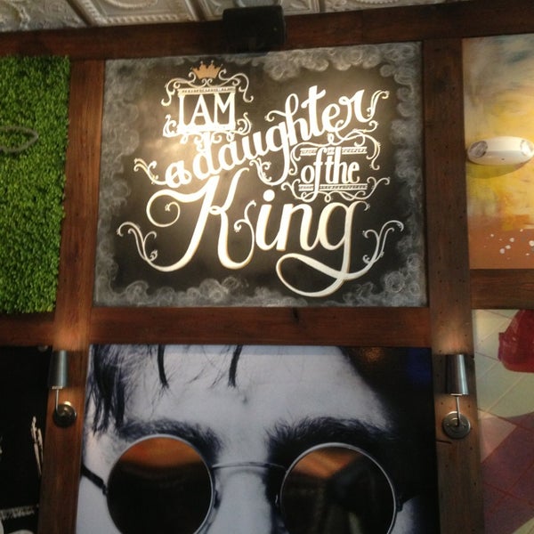 7/25/2013 tarihinde Ashley B.ziyaretçi tarafından Cowbell Burger &amp; Whiskey Bar'de çekilen fotoğraf
